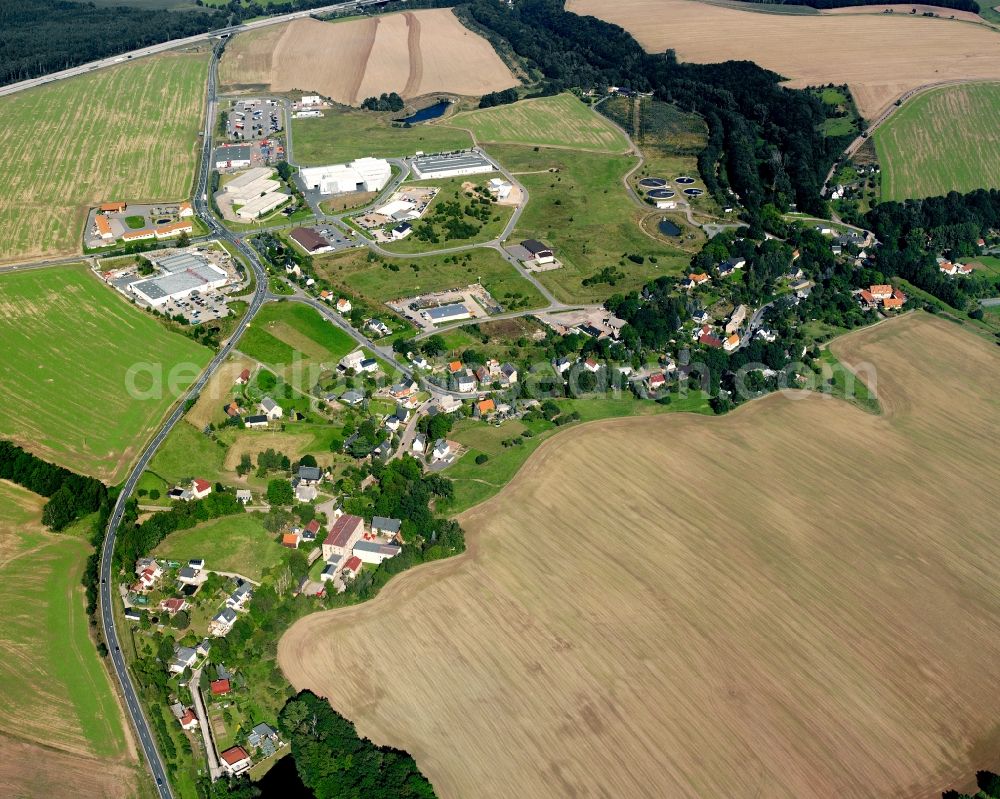 Aerial photograph Hainichen - Agricultural land and field boundaries surround the settlement area of the village in Hainichen in the state Saxony, Germany