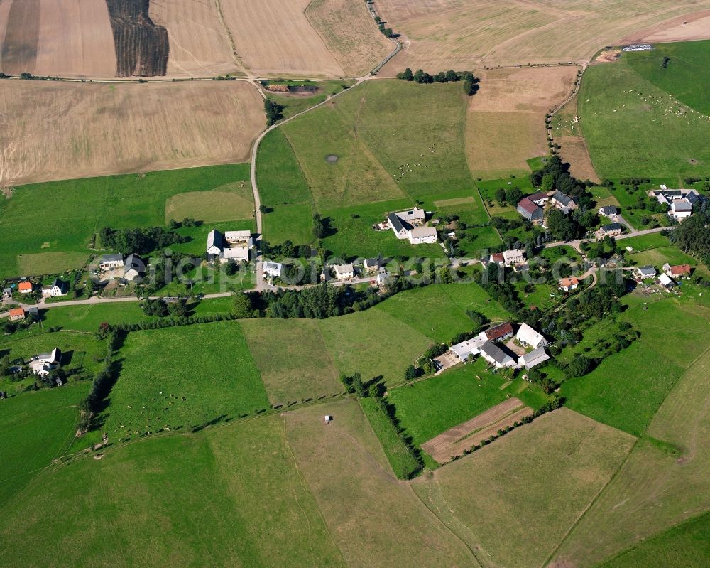 Aerial photograph Hainichen - Agricultural land and field boundaries surround the settlement area of the village in Hainichen in the state Saxony, Germany