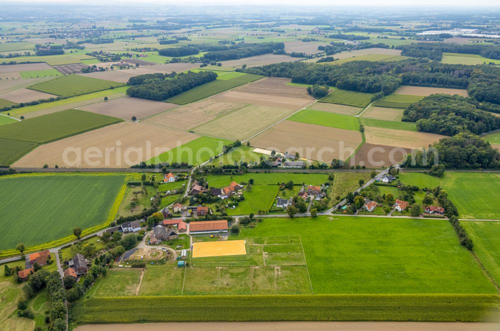 Aerial image Hamm - Agricultural land and field boundaries surround the settlement area of the village in Hamm at Ruhrgebiet in the state North Rhine-Westphalia, Germany