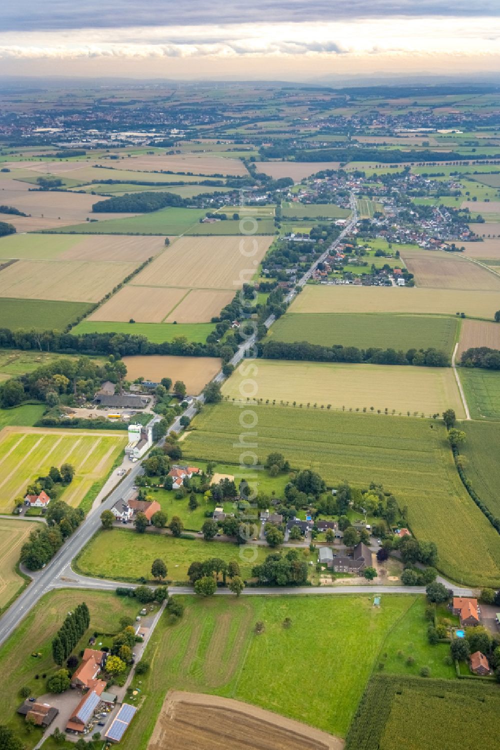 Aerial image Hamm - Agricultural land and field boundaries surround the settlement area of the village in Hamm at Ruhrgebiet in the state North Rhine-Westphalia, Germany