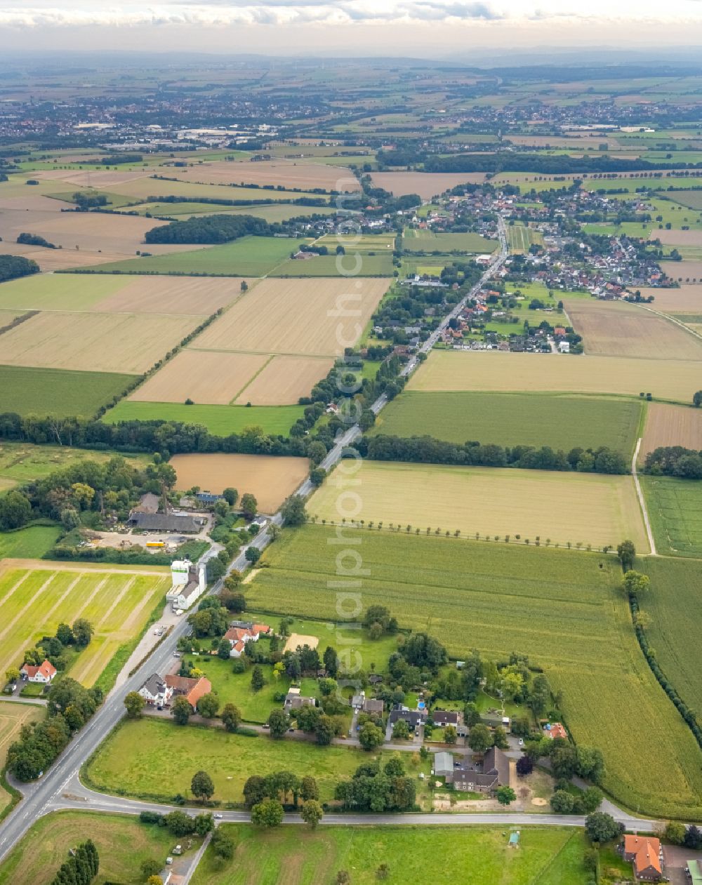 Hamm from the bird's eye view: Agricultural land and field boundaries surround the settlement area of the village in Hamm at Ruhrgebiet in the state North Rhine-Westphalia, Germany