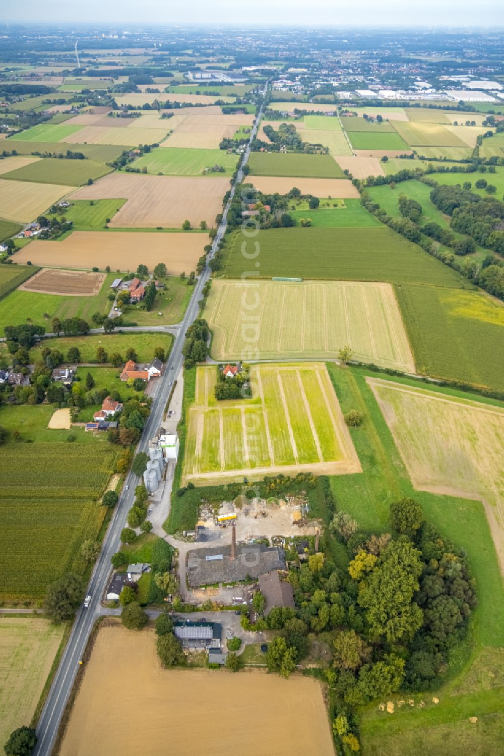 Aerial photograph Hamm - Agricultural land and field boundaries surround the settlement area of the village in Hamm at Ruhrgebiet in the state North Rhine-Westphalia, Germany