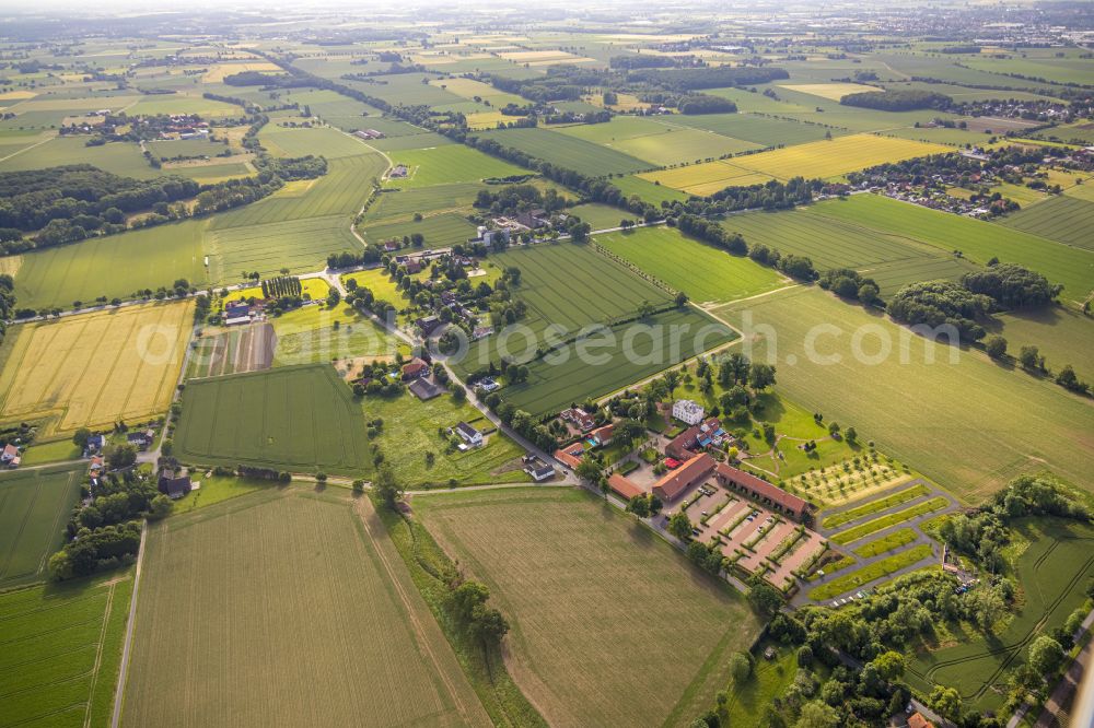 Aerial image Hamm - Agricultural land and field boundaries surround the settlement area of the village in Hamm at Ruhrgebiet in the state North Rhine-Westphalia, Germany