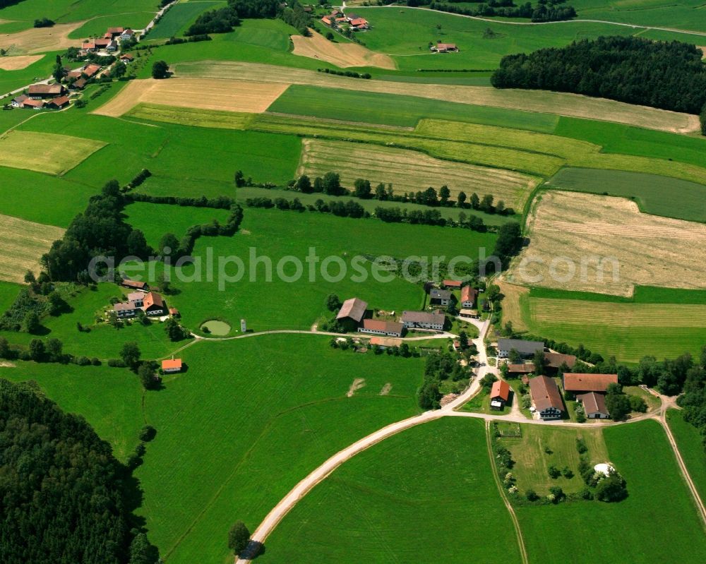 Hammersdorf from the bird's eye view: Agricultural land and field boundaries surround the settlement area of the village in Hammersdorf in the state Bavaria, Germany