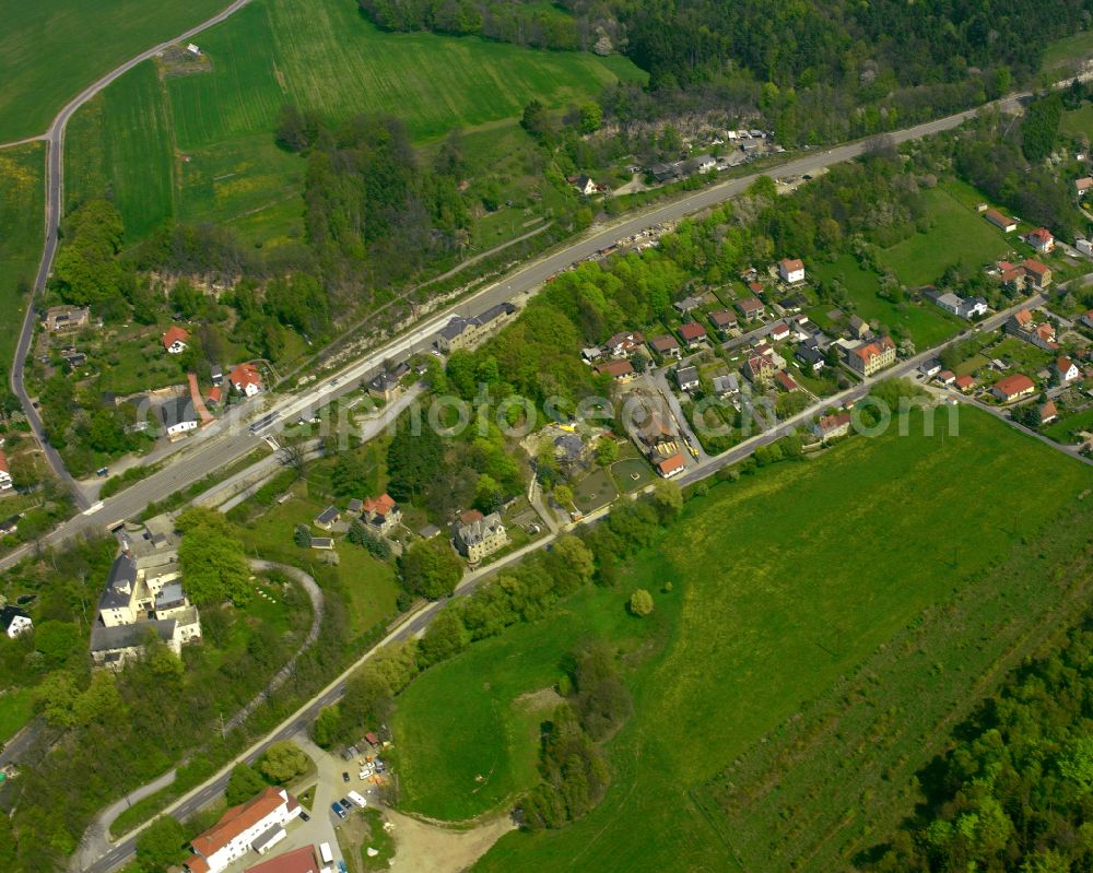 Harpersdorf from the bird's eye view: Agricultural land and field boundaries surround the settlement area of the village in Harpersdorf in the state Thuringia, Germany