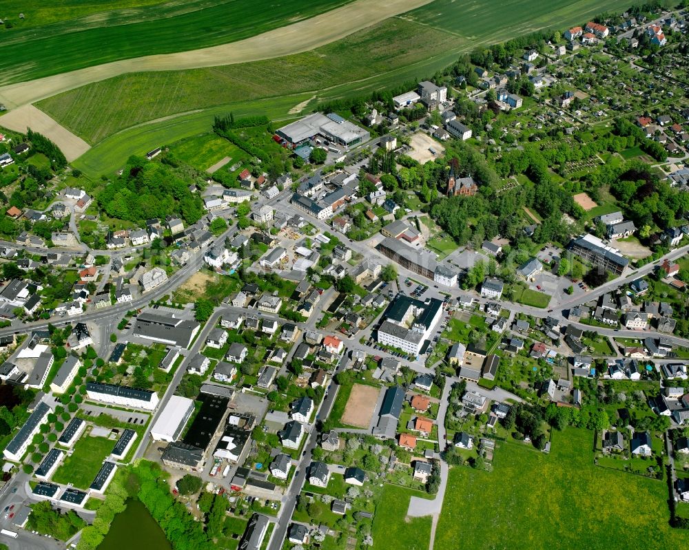 Hartmannsdorf from the bird's eye view: Agricultural land and field boundaries surround the settlement area of the village in Hartmannsdorf in the state Saxony, Germany