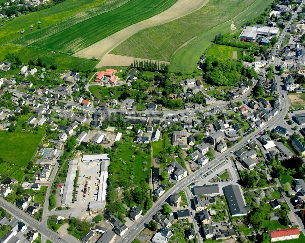 Aerial image Hartmannsdorf - Agricultural land and field boundaries surround the settlement area of the village in Hartmannsdorf in the state Saxony, Germany