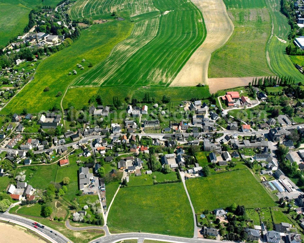 Aerial photograph Hartmannsdorf - Agricultural land and field boundaries surround the settlement area of the village in Hartmannsdorf in the state Saxony, Germany