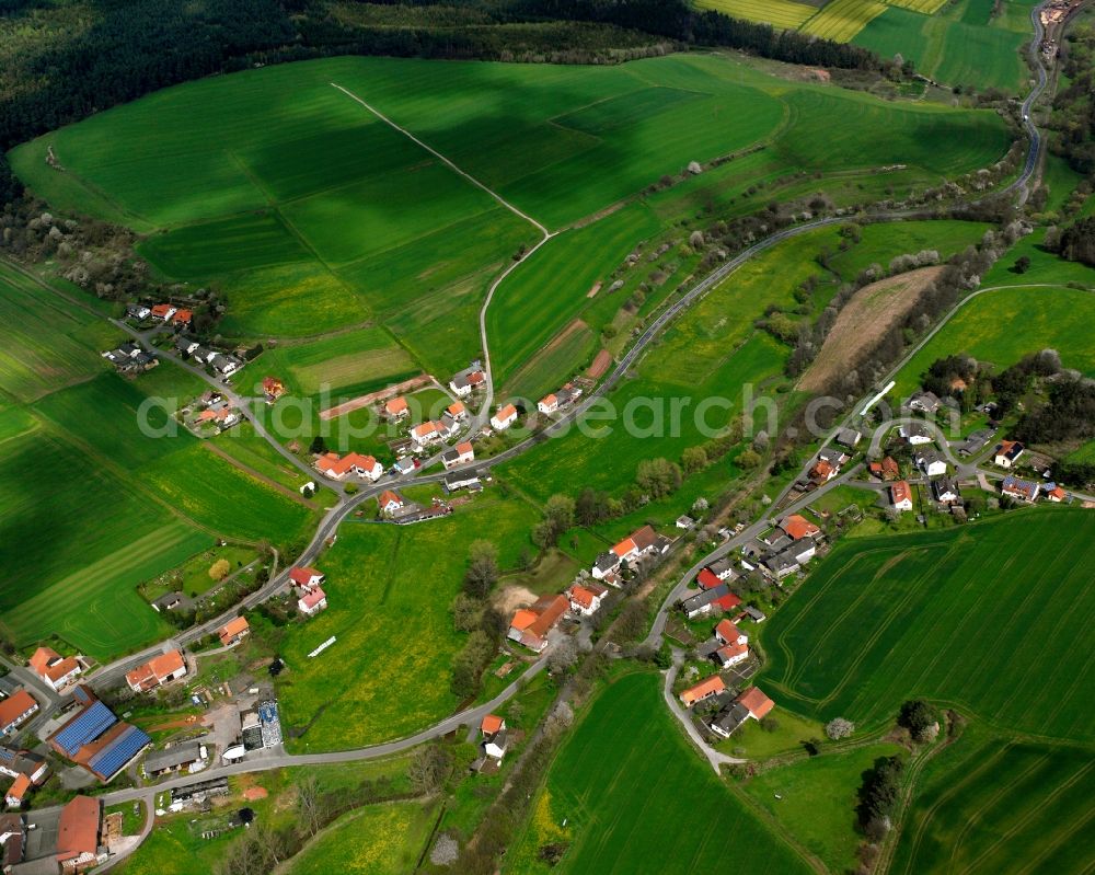 Aerial photograph Hatterode - Agricultural land and field boundaries surround the settlement area of the village in Hatterode in the state Hesse, Germany