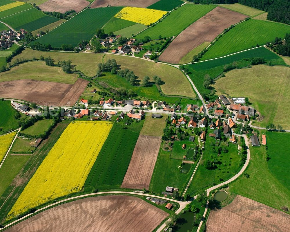 Höchstetten from the bird's eye view: Agricultural land and field boundaries surround the settlement area of the village in Höchstetten in the state Bavaria, Germany