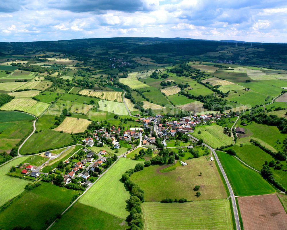 Höckersdorf from the bird's eye view: Agricultural land and field boundaries surround the settlement area of the village in Höckersdorf in the state Hesse, Germany