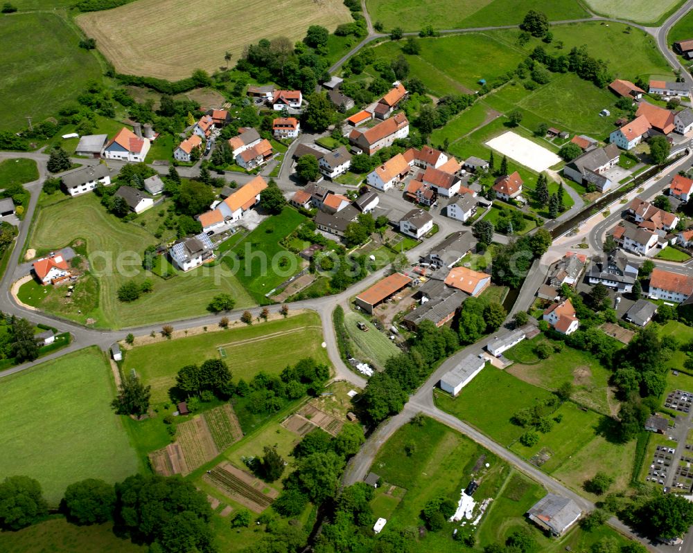 Aerial photograph Höckersdorf - Agricultural land and field boundaries surround the settlement area of the village in Höckersdorf in the state Hesse, Germany