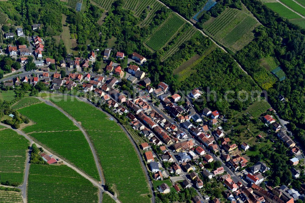 Aerial photograph Heidingsfeld - Agricultural land and field boundaries surround the settlement area of the village in Heidingsfeld in the state Bavaria, Germany