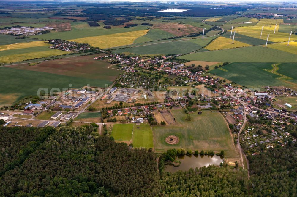 Aerial photograph Heinersdorf - Agricultural land and field boundaries surround the settlement area of the village on street Lange Strasse in Heinersdorf in the state Brandenburg, Germany