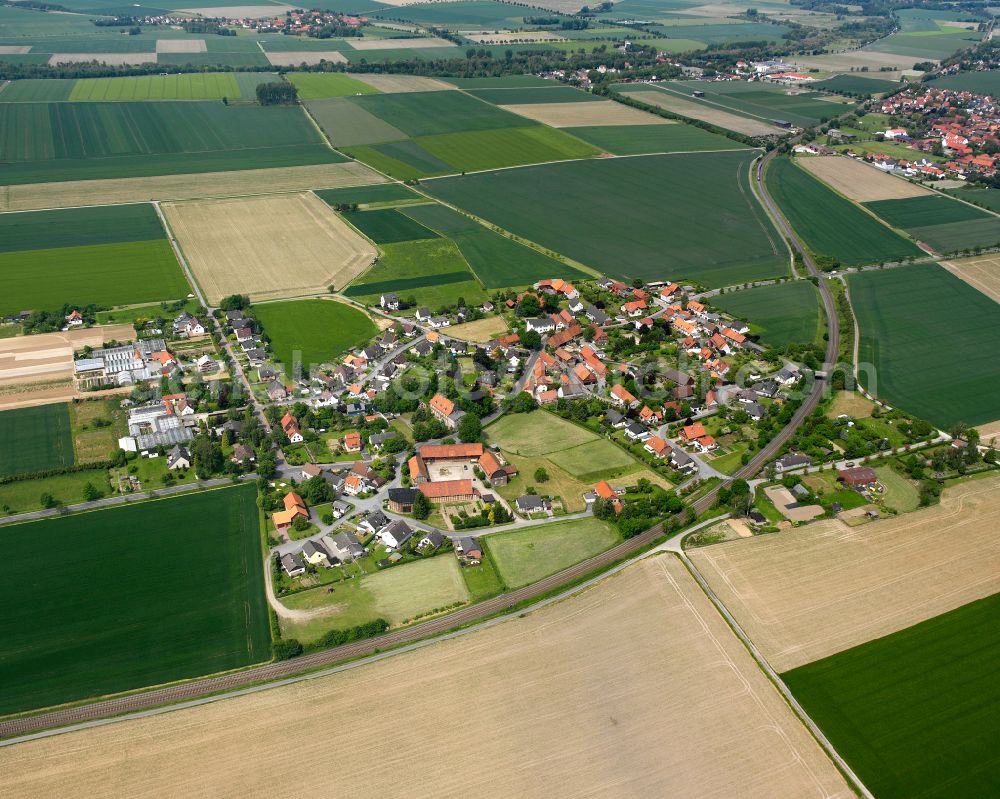 Aerial photograph Heißum - Agricultural land and field boundaries surround the settlement area of the village in Heißum in the state Lower Saxony, Germany