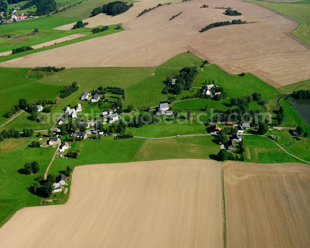 Aerial photograph Helbigsdorf - Agricultural land and field boundaries surround the settlement area of the village in Helbigsdorf in the state Saxony, Germany