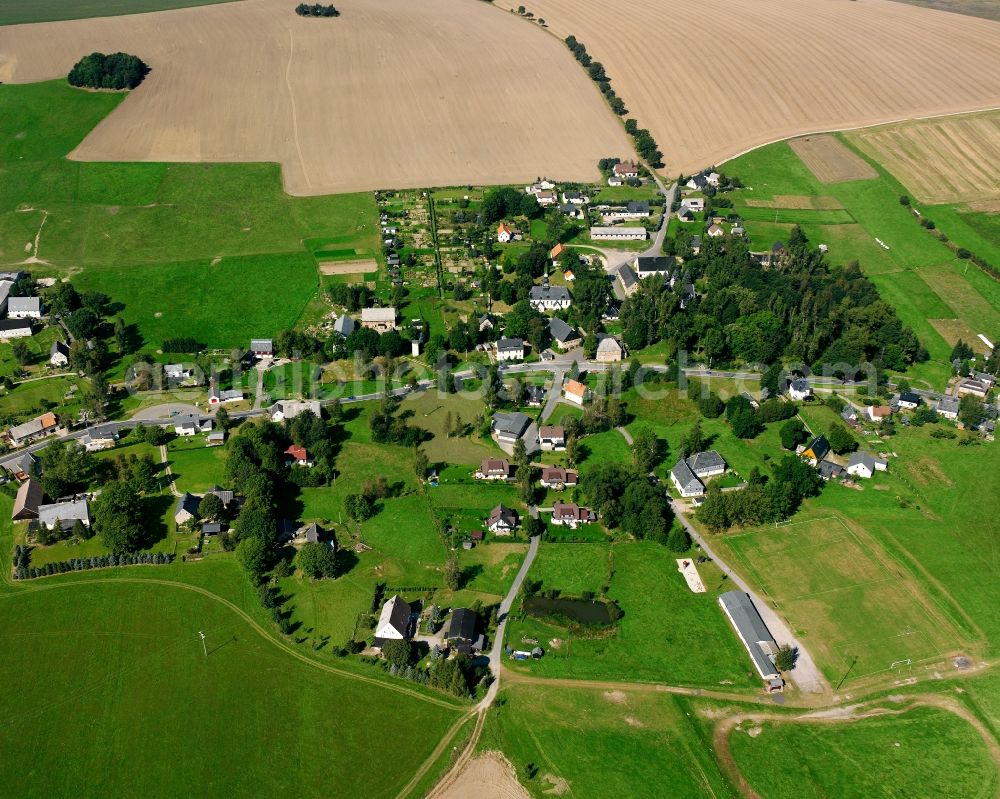 Aerial photograph Helbigsdorf - Agricultural land and field boundaries surround the settlement area of the village in Helbigsdorf in the state Saxony, Germany