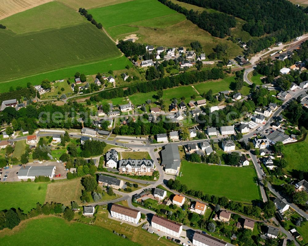 Aerial photograph Helbigsdorf - Agricultural land and field boundaries surround the settlement area of the village in Helbigsdorf in the state Saxony, Germany