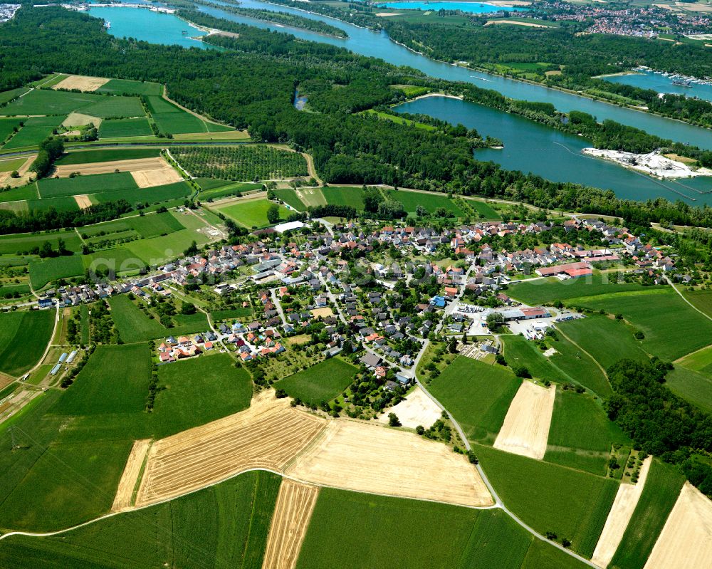 Aerial photograph Helmlingen - Agricultural land and field boundaries surround the settlement area of the village in Helmlingen in the state Baden-Wuerttemberg, Germany