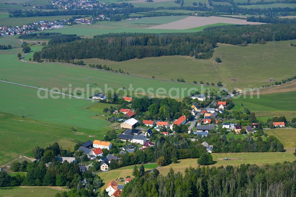 Aerial photograph Hennersdorf - Agricultural land and field boundaries surround the settlement area of the village on street Dorfstrasse in Hennersdorf in the state Saxony, Germany