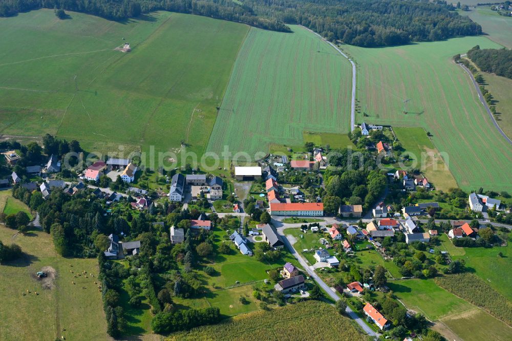 Hennersdorf from the bird's eye view: Agricultural land and field boundaries surround the settlement area of the village on street Dorfstrasse in Hennersdorf in the state Saxony, Germany