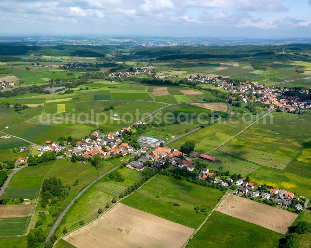 Aerial photograph Hergersdorf - Agricultural land and field boundaries surround the settlement area of the village in Hergersdorf in the state Hesse, Germany