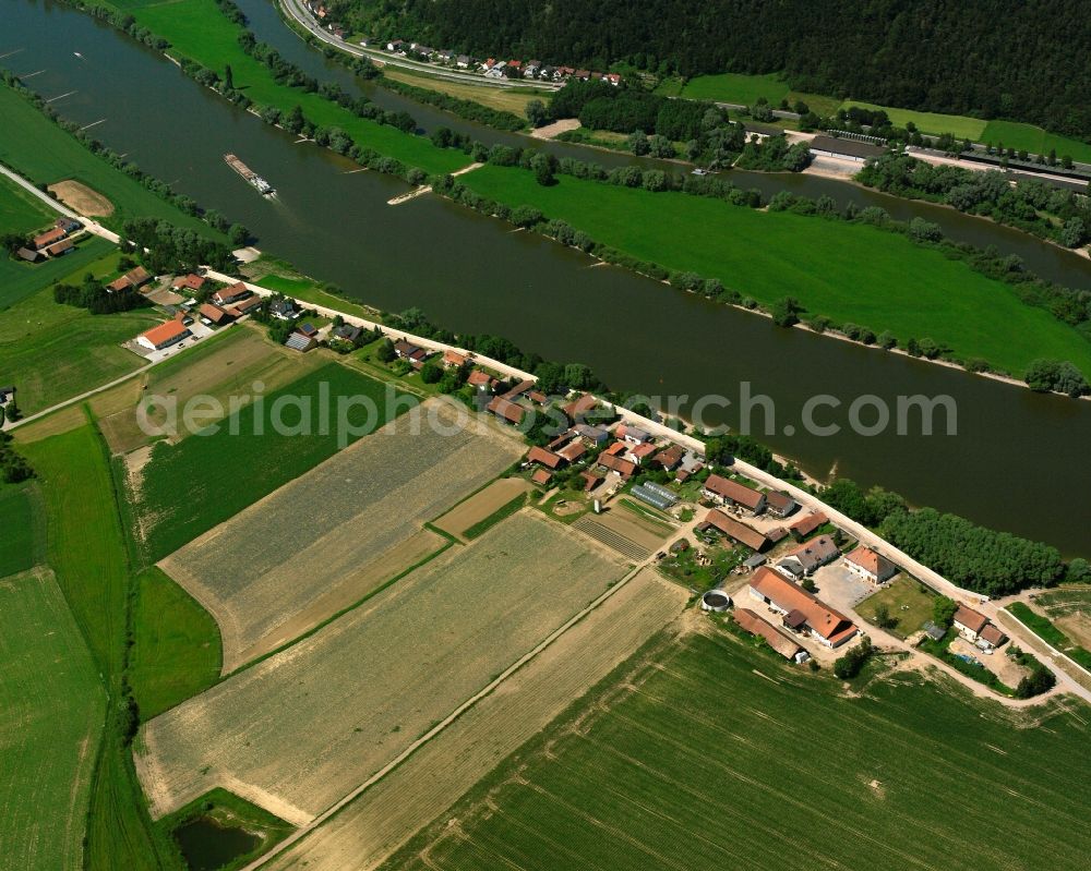 Aerial photograph Hermannsdorf - Agricultural land and field boundaries surround the settlement area of the village in Hermannsdorf in the state Bavaria, Germany