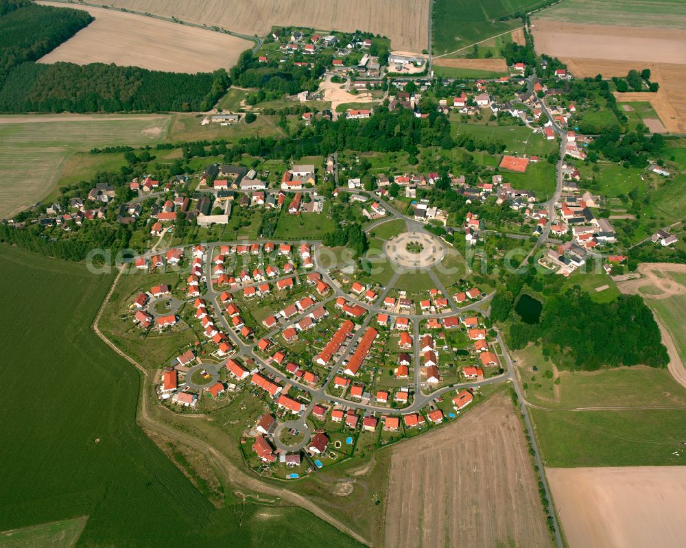 Aerial photograph Hermsdorf - Agricultural land and field boundaries surround the settlement area of the village in Hermsdorf in the state Thuringia, Germany