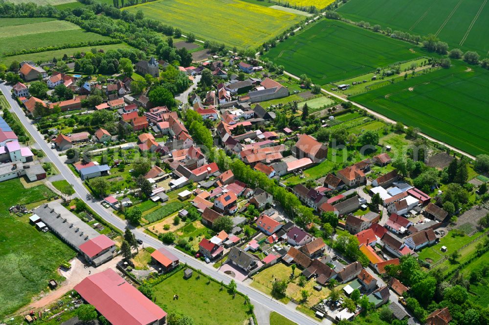 Aerial photograph Herrnschwende - Agricultural land and field boundaries surround the settlement area of the village in Herrnschwende in the state Thuringia, Germany