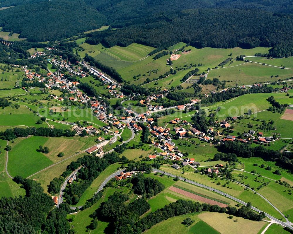 Aerial photograph Hetzbach - Agricultural land and field boundaries surround the settlement area of the village in Hetzbach in the state Hesse, Germany