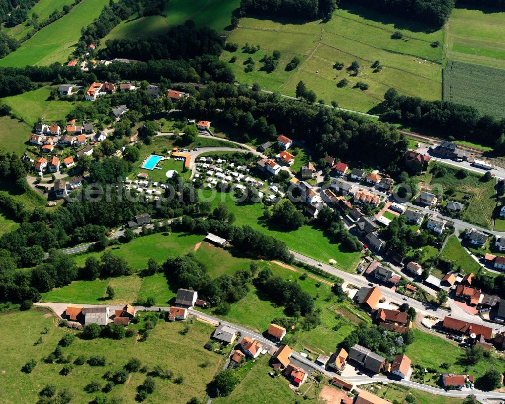 Aerial photograph Hetzbach - Agricultural land and field boundaries surround the settlement area of the village in Hetzbach in the state Hesse, Germany