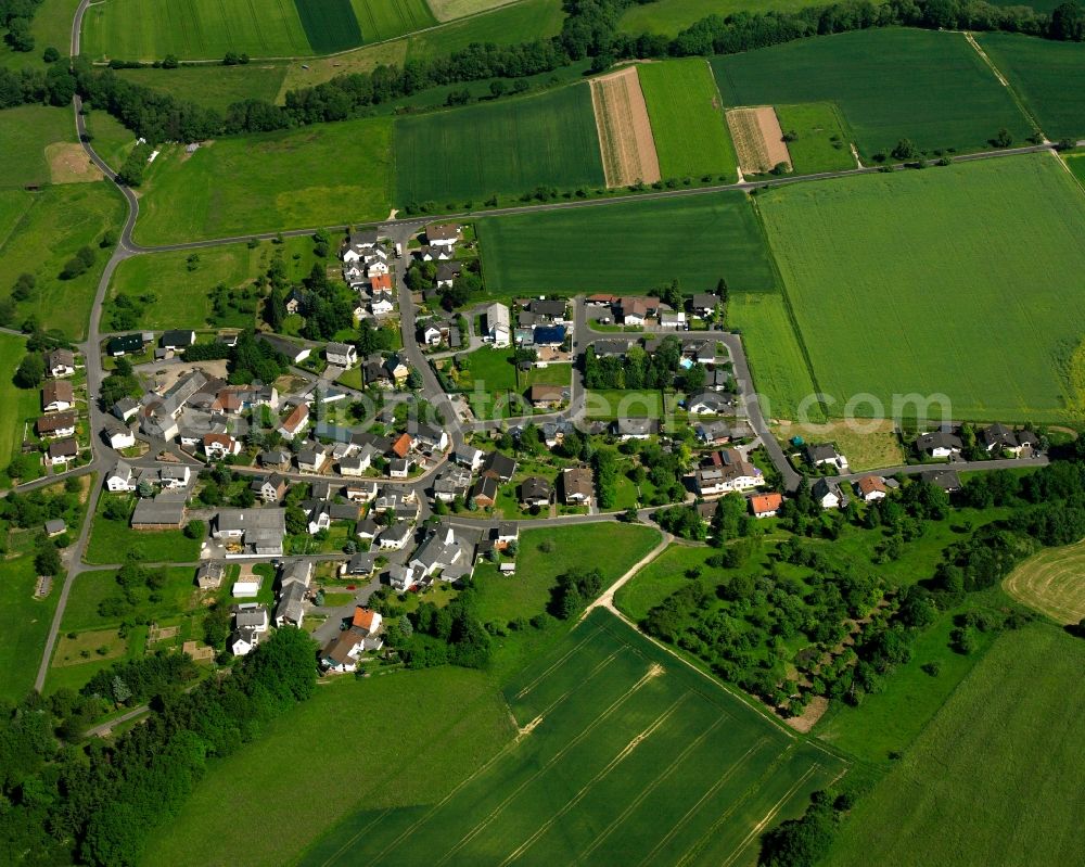 Aerial image Heuchelheim - Agricultural land and field boundaries surround the settlement area of the village in Heuchelheim in the state Hesse, Germany