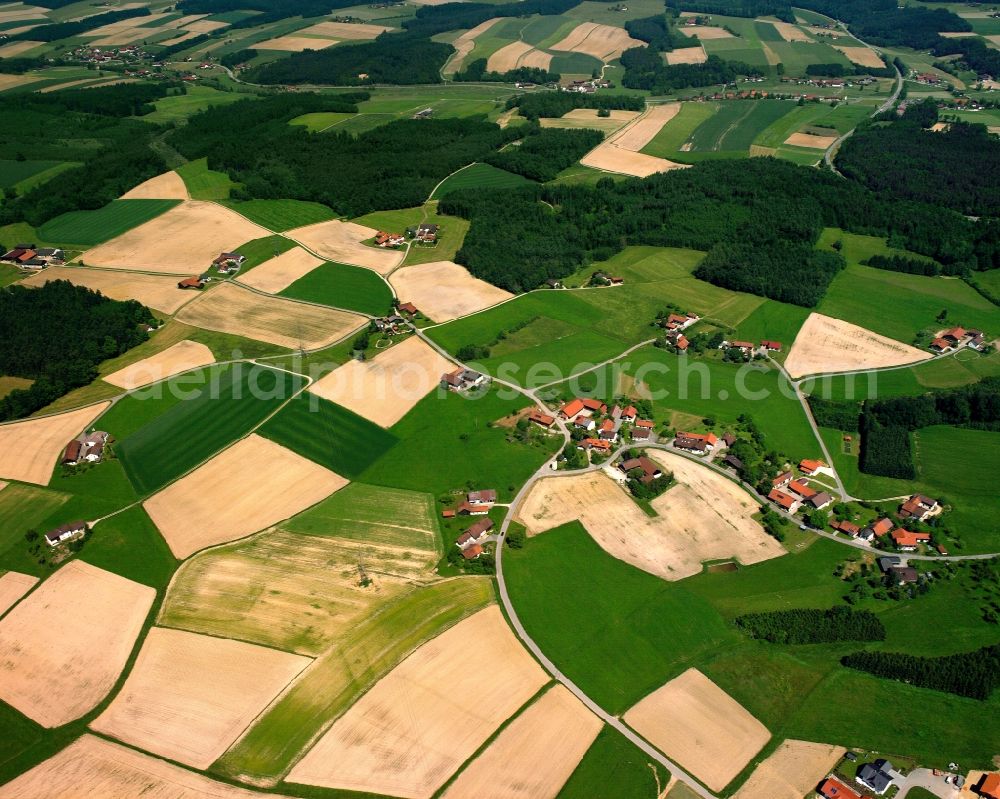 Aerial photograph Höhenberg - Agricultural land and field boundaries surround the settlement area of the village in Höhenberg in the state Bavaria, Germany