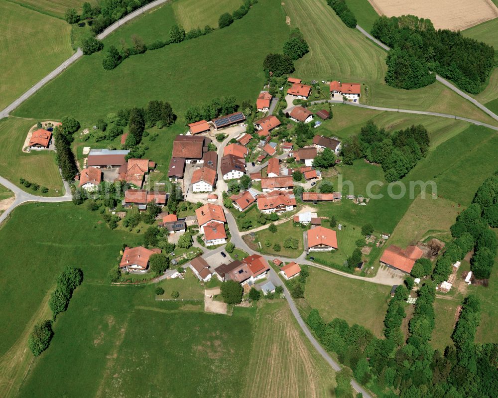 Aerial image Höhenberg - Agricultural land and field boundaries surround the settlement area of the village in Höhenberg in the state Bavaria, Germany