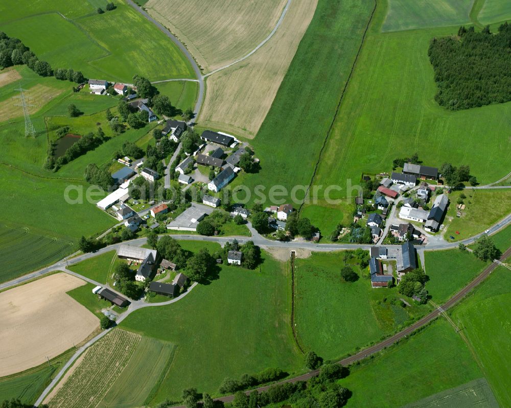 Aerial image Hildbrandsgrün - Agricultural land and field boundaries surround the settlement area of the village in Hildbrandsgrün in the state Bavaria, Germany