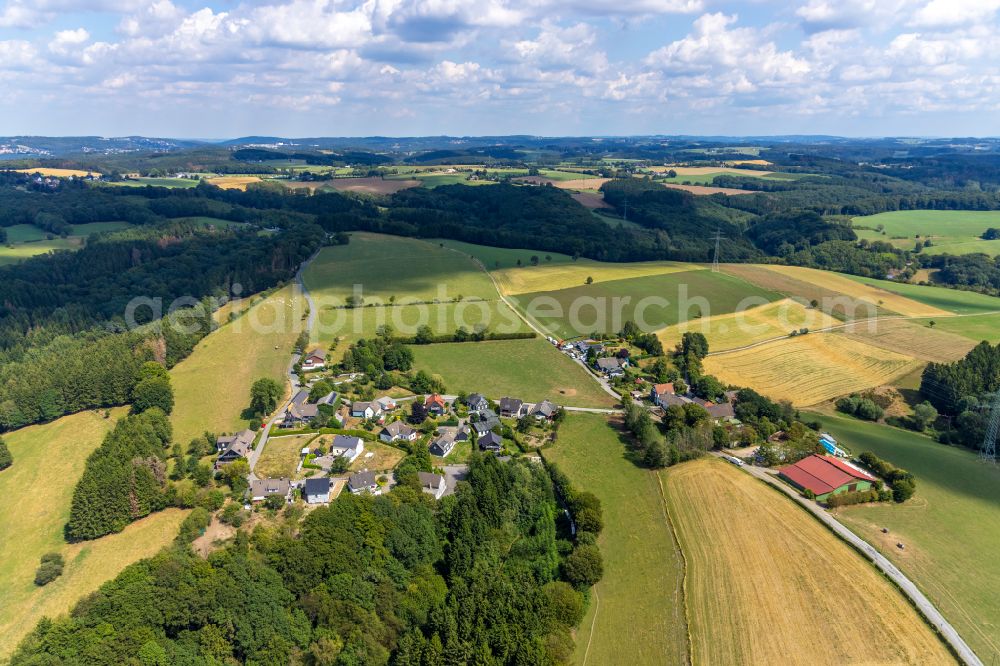 Aerial photograph Hillringhausen - Agricultural land and field boundaries surround the settlement area of the village in Hillringhausen in the state North Rhine-Westphalia, Germany