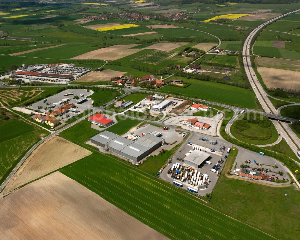 Aerial photograph Hilpertsweiler - Agricultural land and field boundaries surround the settlement area of the village in Hilpertsweiler in the state Bavaria, Germany