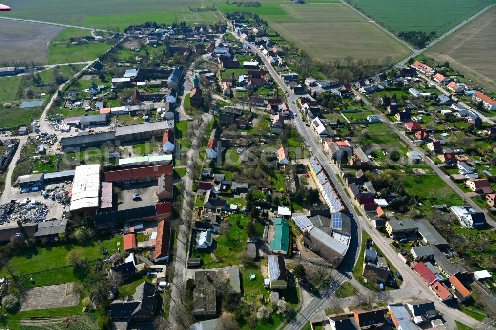 Hinsdorf from the bird's eye view: Agricultural land and field boundaries surround the settlement area of the village in Hinsdorf in the state Saxony-Anhalt, Germany