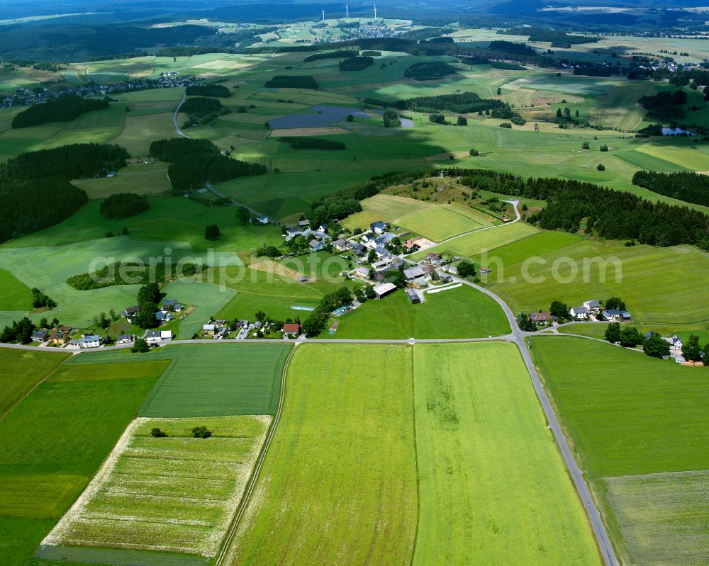 Aerial photograph Hirschberglein - Agricultural land and field boundaries surround the settlement area of the village in Hirschberglein in the state Bavaria, Germany