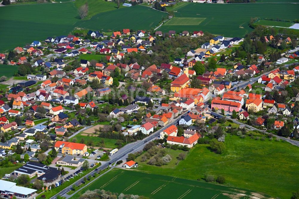 Hochkirch from the bird's eye view: Agricultural land and field boundaries surround the settlement area of the village along Karl-Marx-Strasse in Hochkirch in the state Saxony, Germany