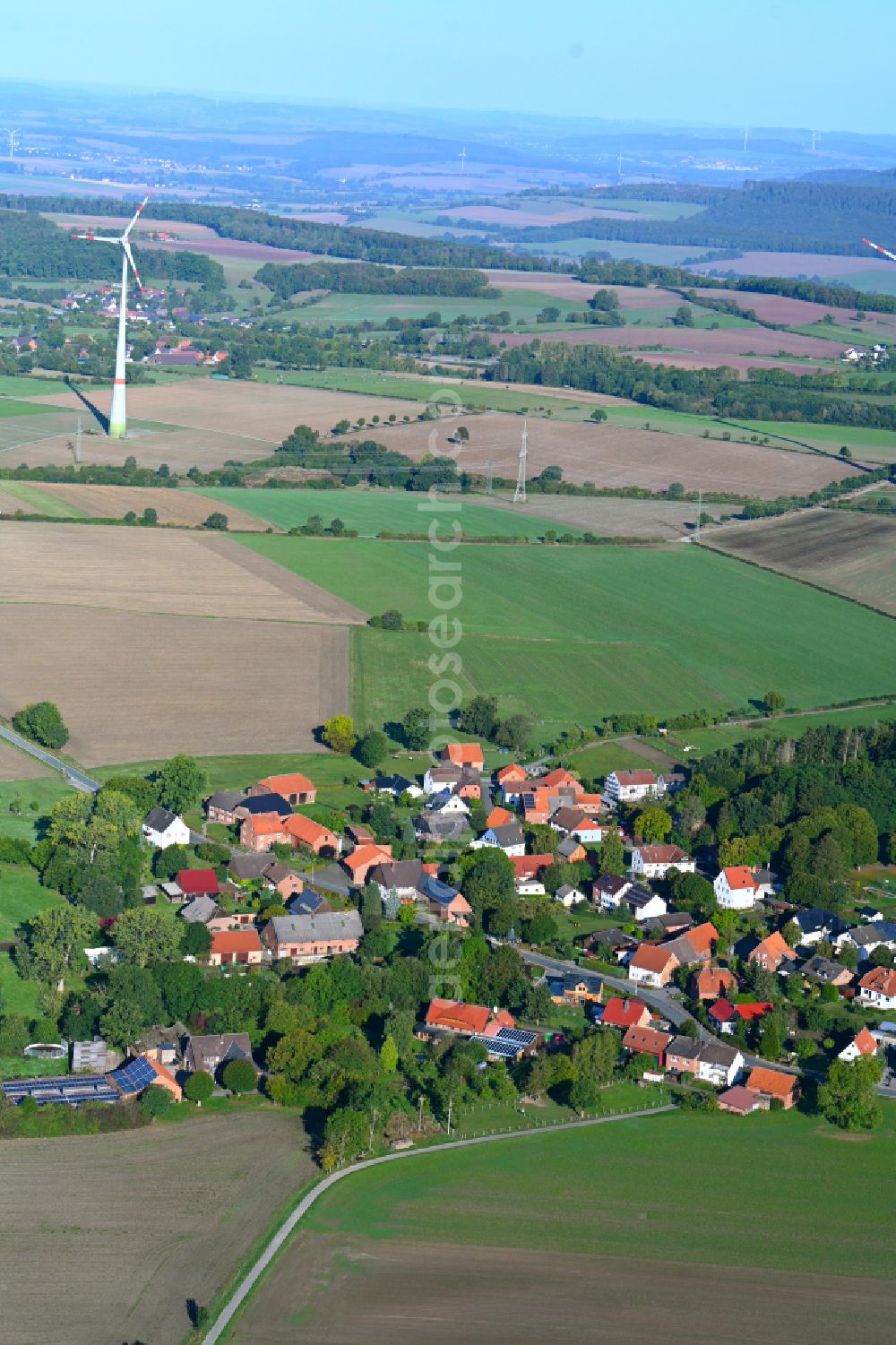 Aerial photograph Hohehaus - Agricultural land and field boundaries surround the settlement area of the village in Hohehaus in the state North Rhine-Westphalia, Germany