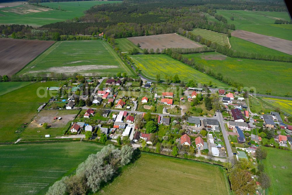 Aerial photograph Hohenbruch - Agricultural land and field boundaries surround the settlement area of the village in Hohenbruch in the state Brandenburg, Germany