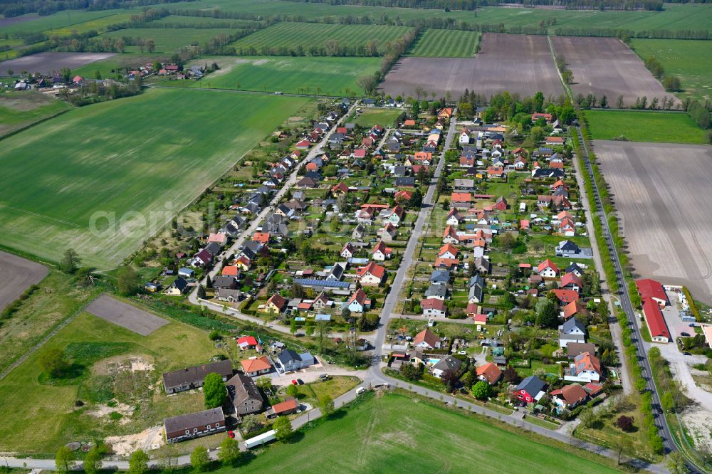 Aerial photograph Hohenbruch - Agricultural land and field boundaries surround the settlement area of the village in Hohenbruch in the state Brandenburg, Germany