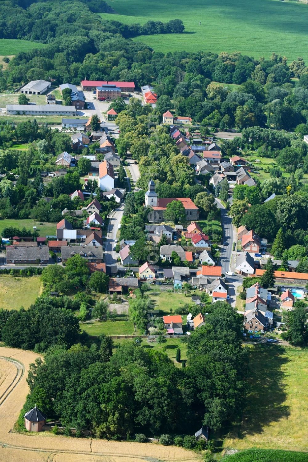 Aerial photograph Hohenfinow - Agricultural land and field boundaries surround the settlement area of the village in Hohenfinow in the state Brandenburg, Germany