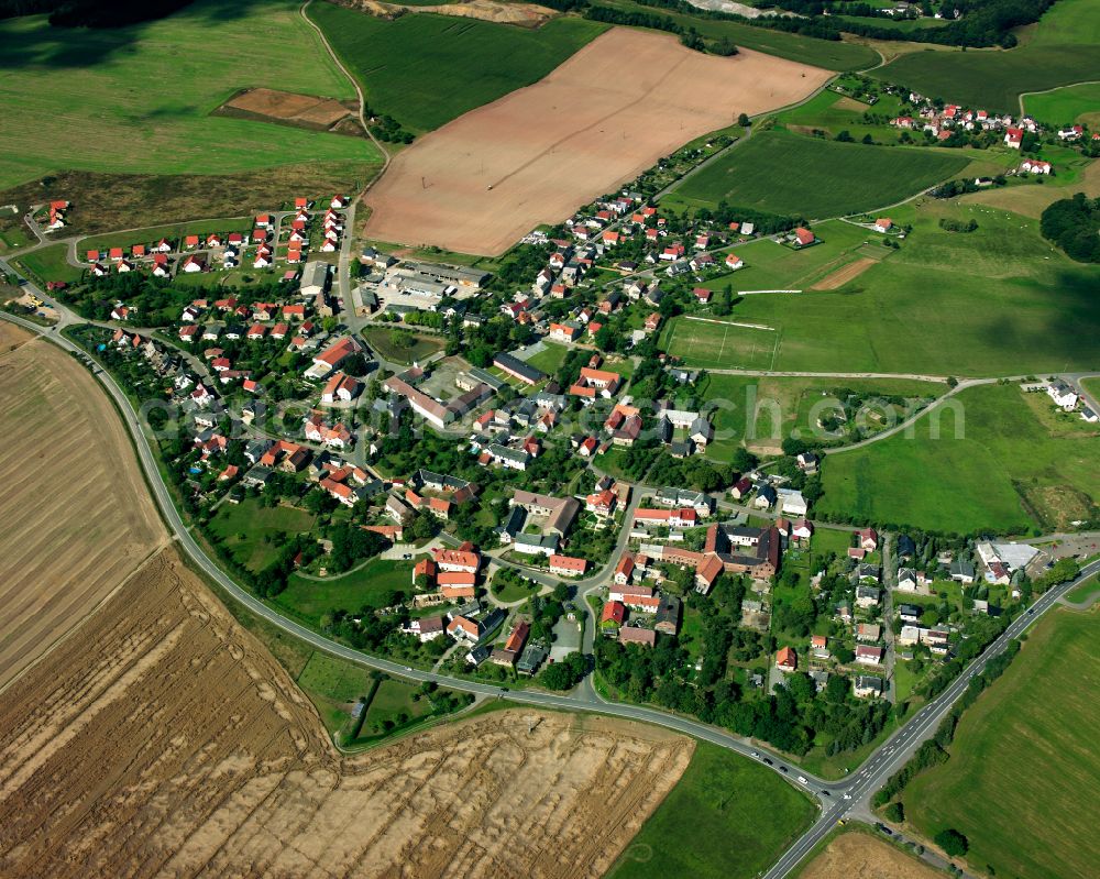 Aerial image Hohenölsen - Agricultural land and field boundaries surround the settlement area of the village in Hohenölsen in the state Thuringia, Germany