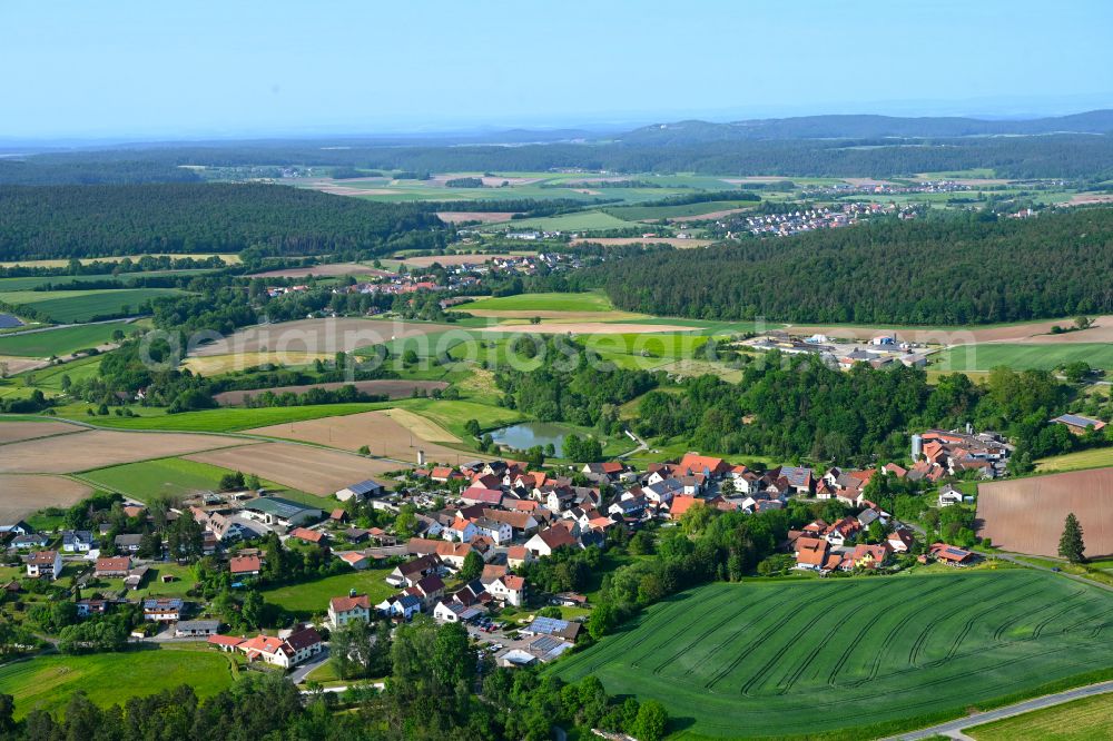 Aerial photograph Hohnhausen - Agricultural land and field boundaries surround the settlement area of the village in Hohnhausen in the state Bavaria, Germany