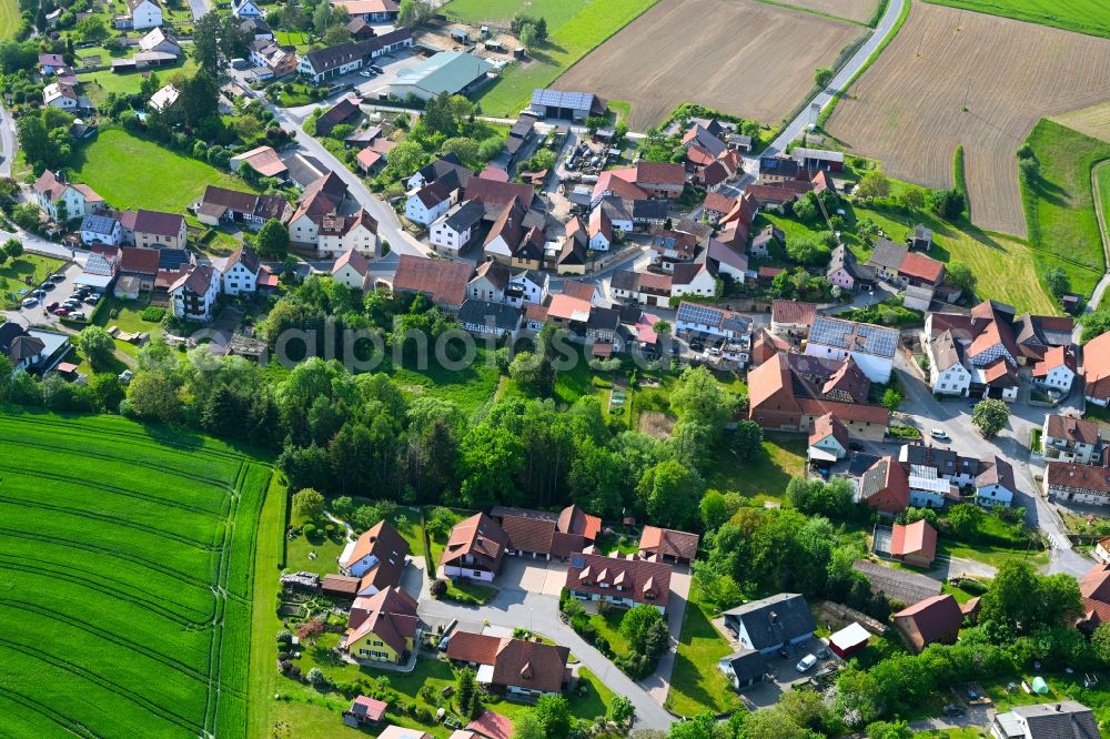 Aerial photograph Hohnhausen - Agricultural land and field boundaries surround the settlement area of the village in Hohnhausen in the state Bavaria, Germany