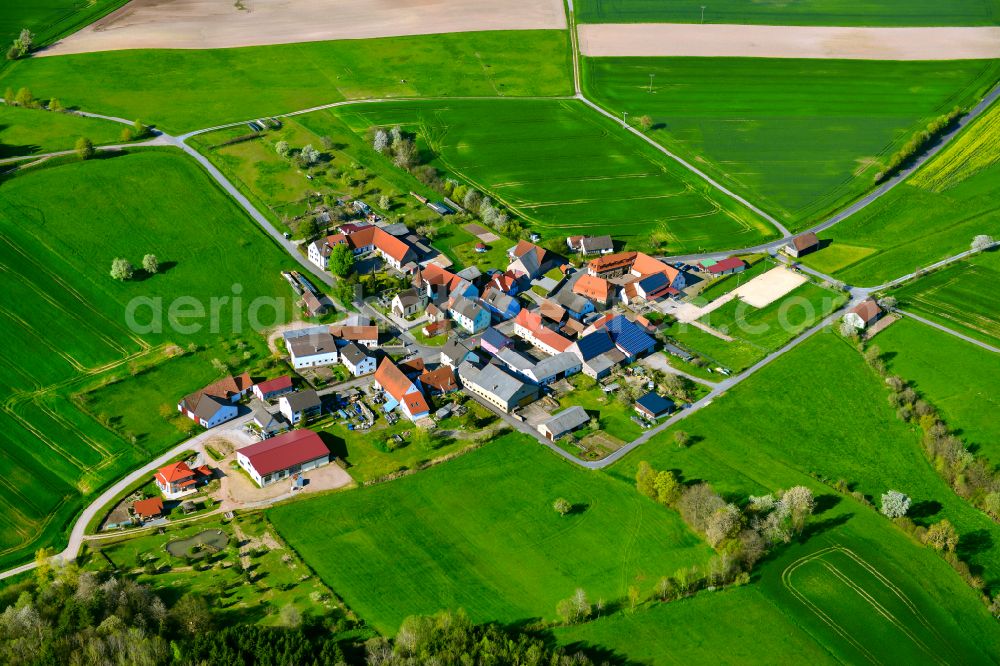 Aerial photograph Hohnsberg - Agricultural land and field boundaries surround the settlement area of the village in Hohnsberg in the state Bavaria, Germany