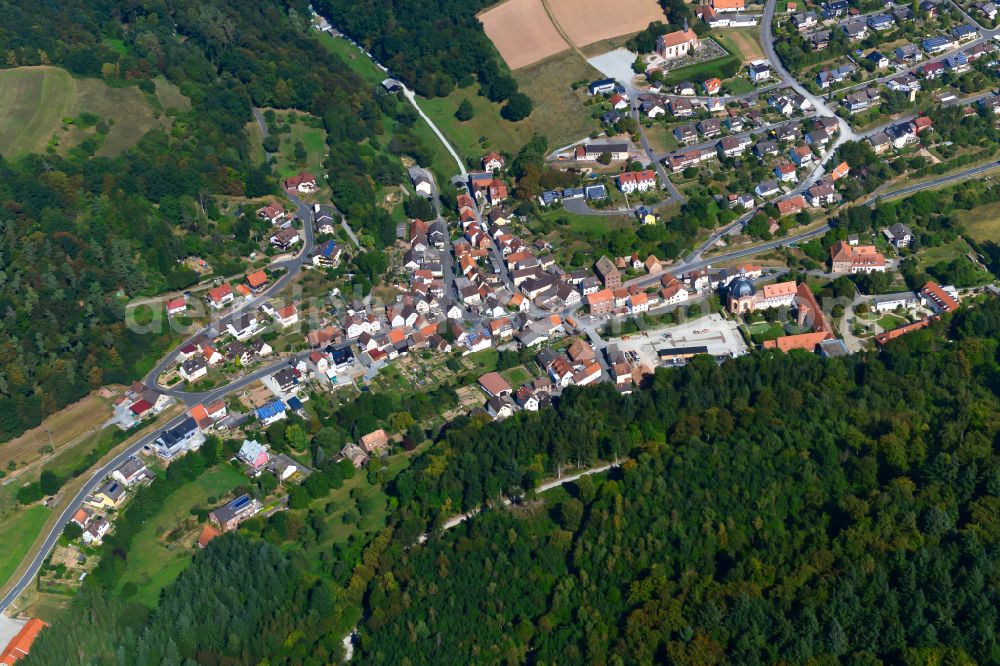 Aerial photograph Holzkirchen - Agricultural land and field boundaries surround the settlement area of the village in Holzkirchen in the state Bavaria, Germany