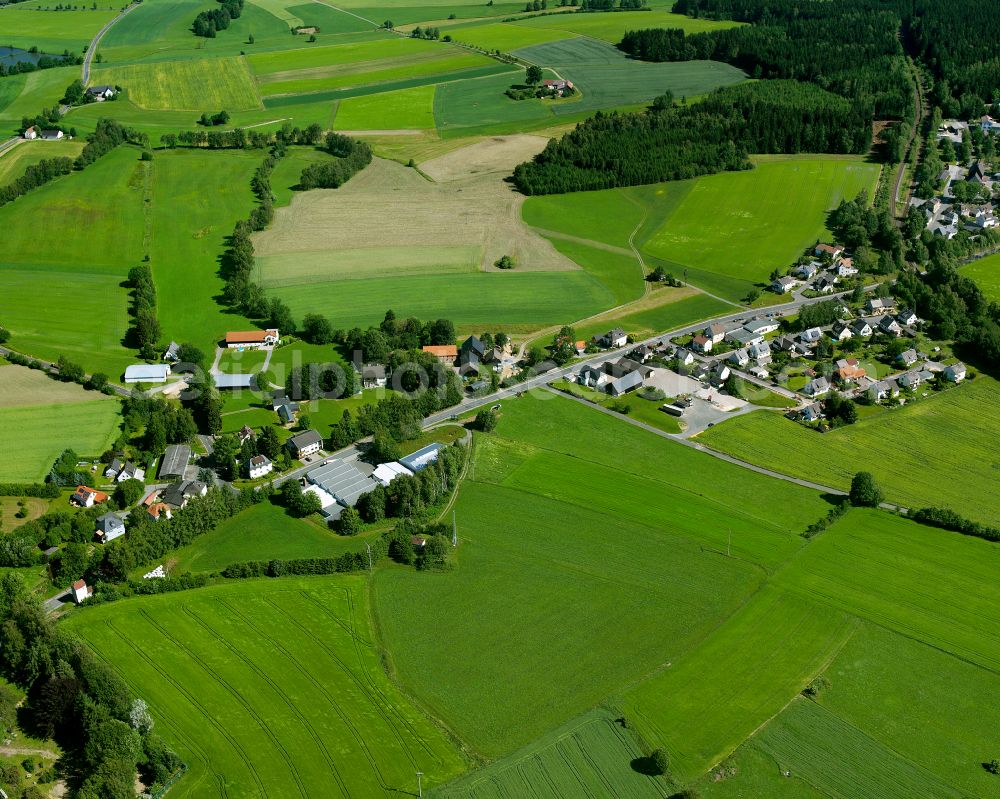 Horlachen from the bird's eye view: Agricultural land and field boundaries surround the settlement area of the village in Horlachen in the state Bavaria, Germany